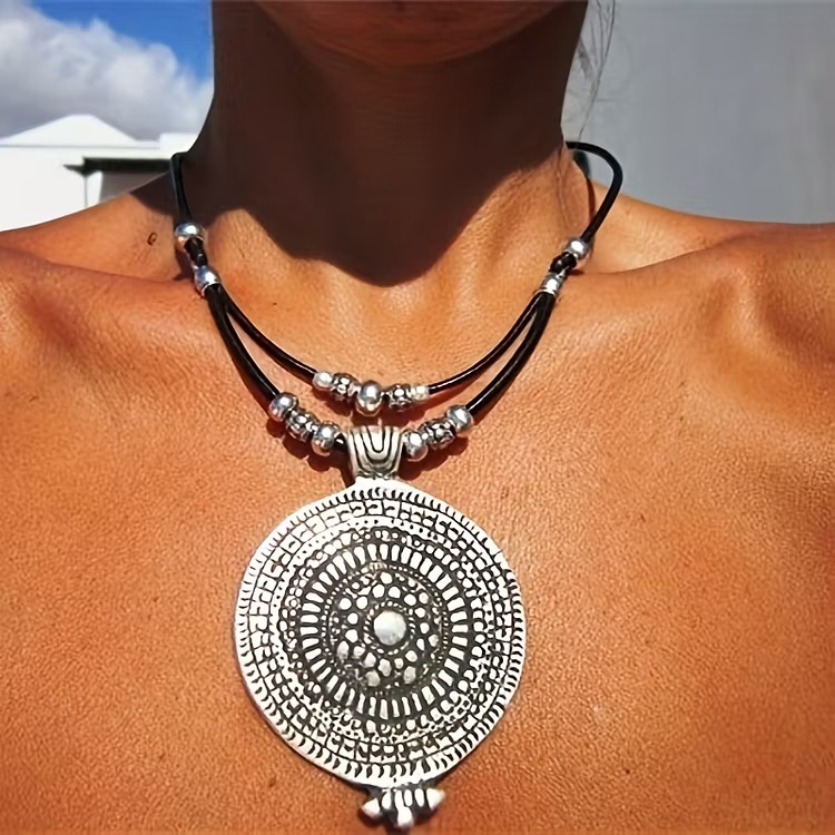 Aoaome Vintage Color Round Pendant Personality Pattern Necklaces