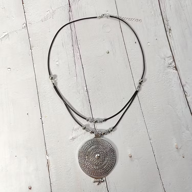 Aoaome Vintage Color Round Pendant Personality Pattern Necklaces