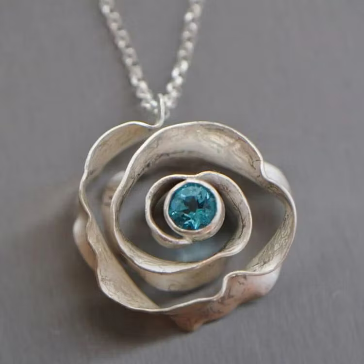 Aoaome Vintage Hollowed Out Rose Inlaid With Zircon Necklaces